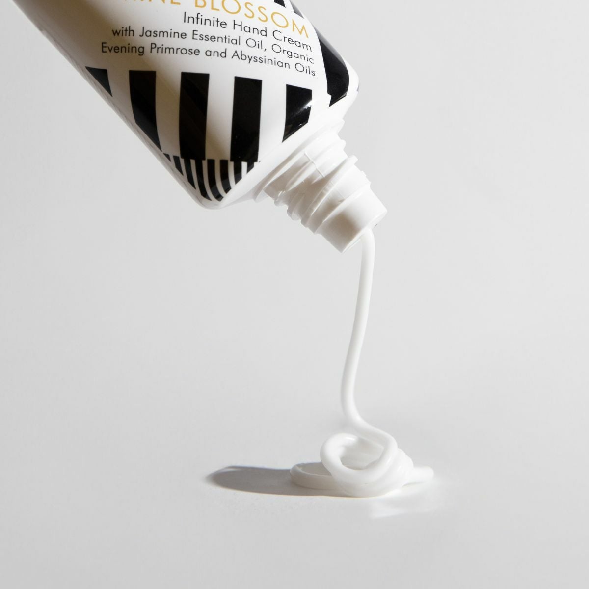 ジャスミンハンドクリームRC《リュクスなうるおい、香る手肌へ》 | THANN