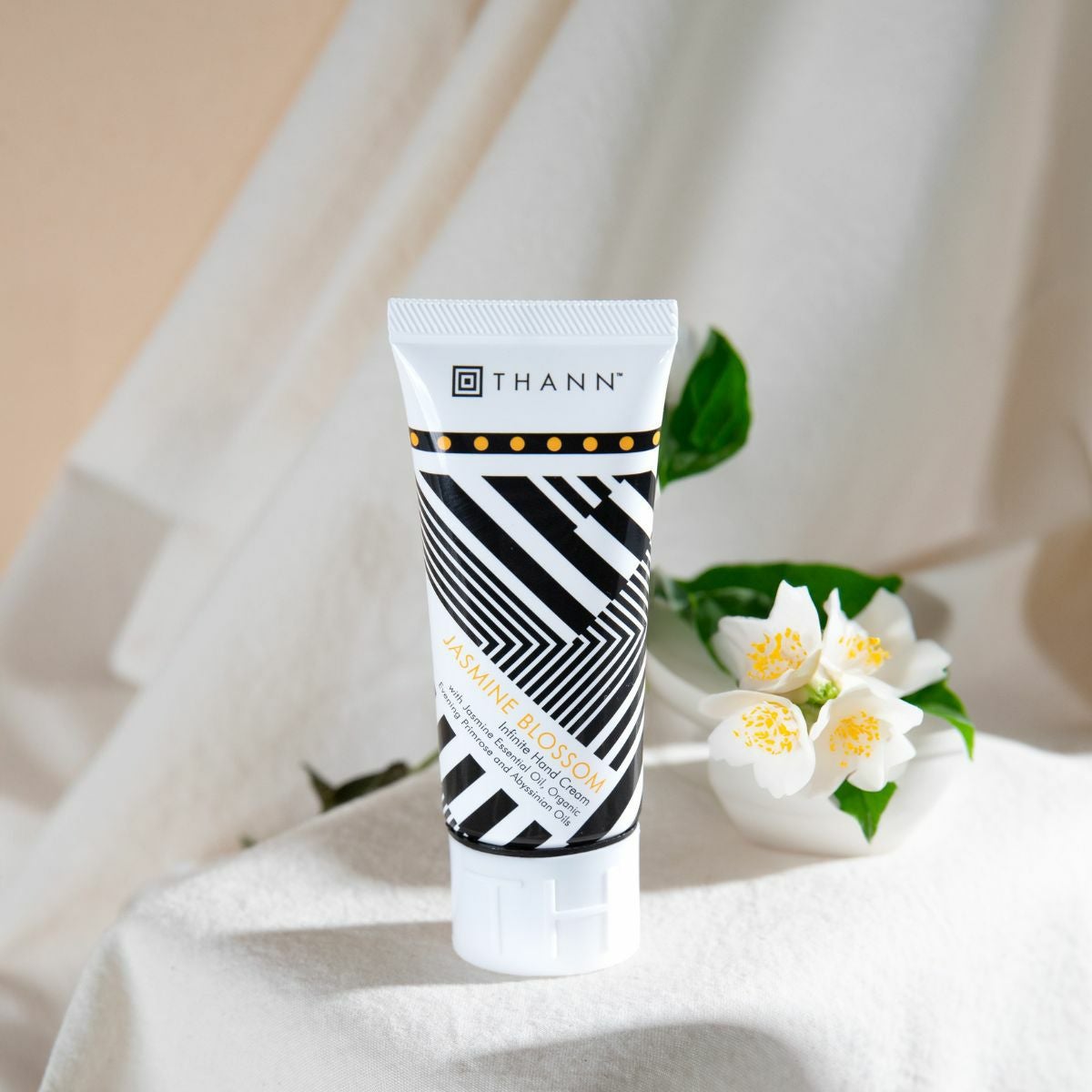 ジャスミンハンドクリームRC《リュクスなうるおい、香る手肌へ》 | THANN