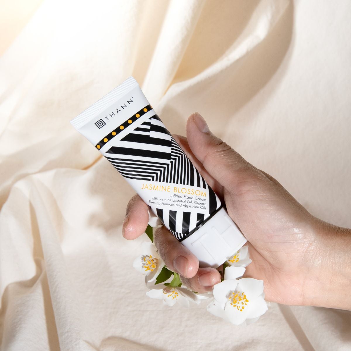 ジャスミンハンドクリームRC《リュクスなうるおい、香る手肌へ》 | THANN